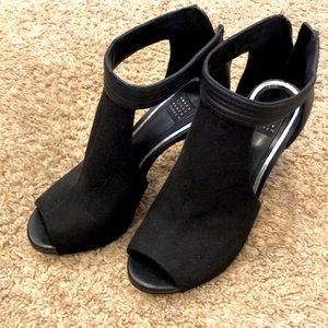 Size 7 New White House Black Market Black Heels